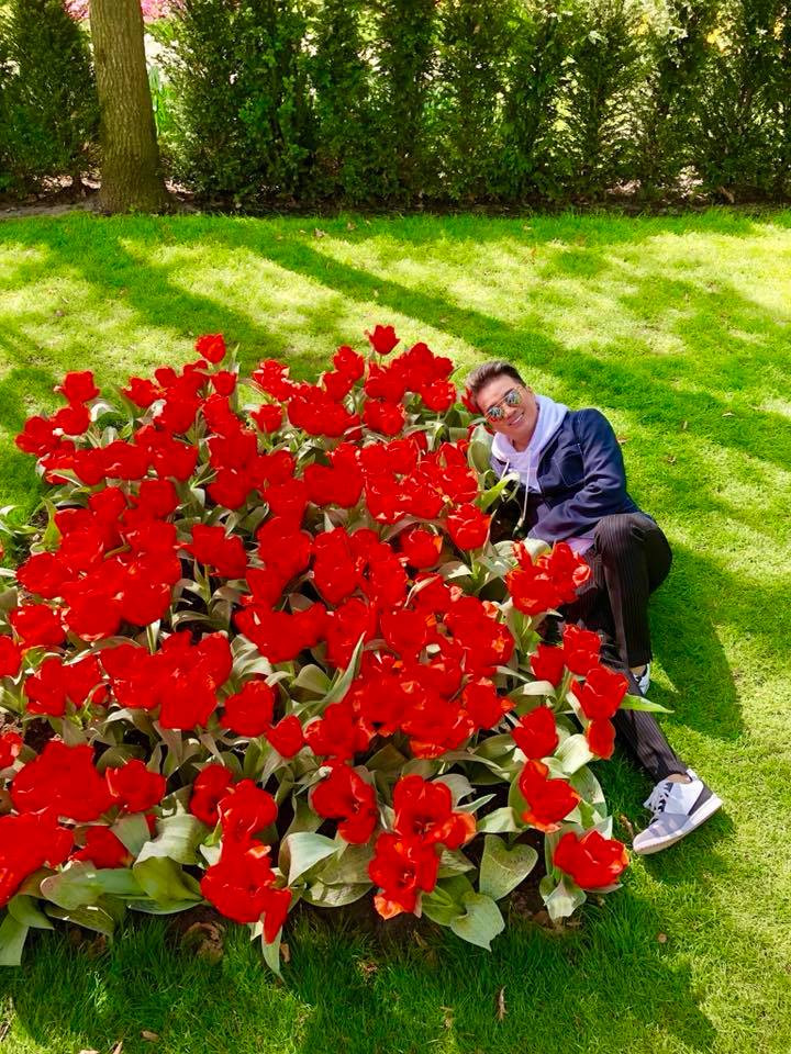 "Lạc vào vườn xuân tình ngất ngây... Cả một trời bạt ngàn hoa tulips... Rực rỡ, choáng ngợp, khiến mình quíu luôn, không biết sẽ chụp cái nào trước! Lúc đó chỉ muốn bưng hết đem về Việt Nam cho rồi. Ở những nơi đẹp và lãng mạn như vậy chỉ mong sao mình cũng có ai đó đi bên cạnh như bao người".