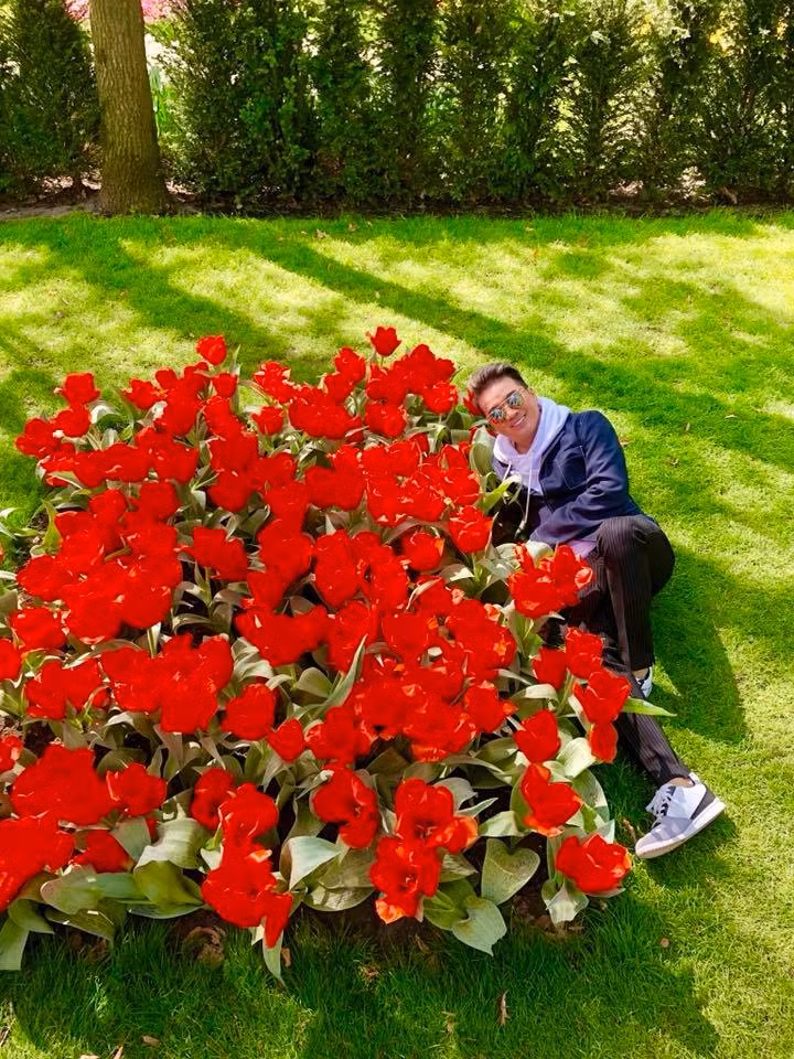 "Lạc vào vườn xuân tình ngất ngây... Cả một trời bạt ngàn hoa tulips... Rực rỡ, choáng ngợp, khiến mình quíu luôn, không biết sẽ chụp cái nào trước! Lúc đó chỉ muốn bưng hết đem về Việt Nam cho rồi. Ở những nơi đẹp và lãng mạn như vậy chỉ mong sao mình cũng có ai đó đi bên cạnh như bao người".