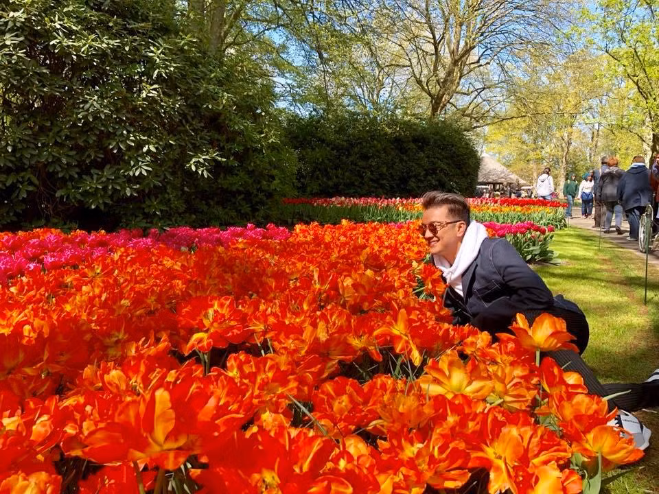 Lời chia sẻ của giọng ca "Biển tình" ngay sau khi đăng tải thu hút "bão" like ủng hộ từ phía cộng đồng mạng và người hâm mộ: "Cái vụ này hấp dẫn quá ạ! Chúc anh mau hoàn thành dự án một cách nhanh gọn nhất có thể"; "Nếu Đàm Vĩnh Hưng muốn tuyển em nghĩ hơi bị khó. Anh sắm người yêu mà tiêu chuẩn đến 37 gạch đầu dòng thì em nghĩ trên thế giới có một người thôi. Em nghĩ cô này cũng hợp anh này"; "Cảnh đẹp người cũng đẹp"...