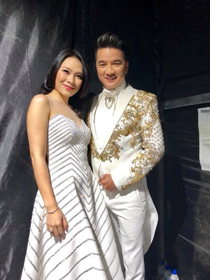 Trước đó, Mr.Đàm chia sẻ hình ảnh tình tứ chụp cùng Mỹ Tâm tại sự kiện và không ngần ngại bày tỏ tình cảm với nữ ca sĩ. "Nói một câu thật lòng là rất khó để tìm một ai đó thay thế vào vị trí của Tâm và Hưng khi để người đó đứng với chúng tôi. Từng thử rồi những vẫn không phải là vóc dáng bé nhỏ vừa vặn đó, không phải là cái eo vừa khớp với vòng tay kia và nhất là cảm giác đó... (cười). Có sao nói vậy, dù mỗi đứa một con đường. Mãi yêu quý và ngưỡng mộ bé ở nhiều hạng mục, dù có những lúc bà khó và chướng khiến tôi muốn nổi điên..." - Đàm Vĩnh Hưng viết.