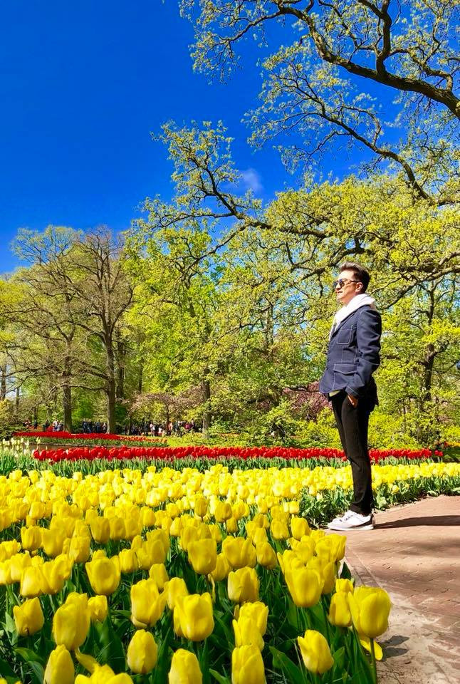 Ảnh Đàm Vĩnh Hưng tạo dáng bên hoa hứa hẹn tuyển người yêu gây xôn xao.