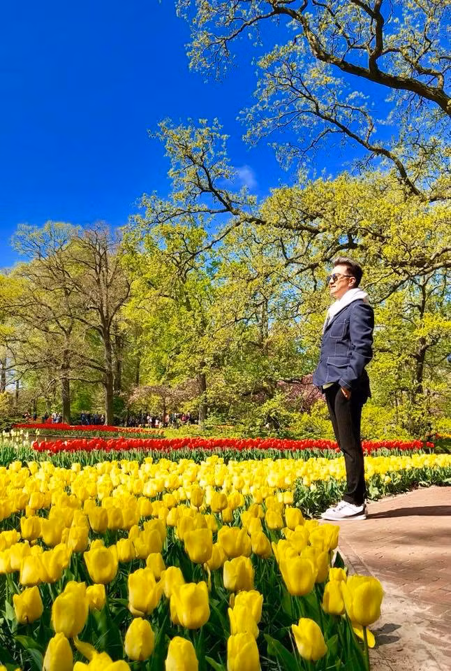 Ảnh Đàm Vĩnh Hưng tạo dáng bên hoa hứa hẹn tuyển người yêu gây xôn xao.