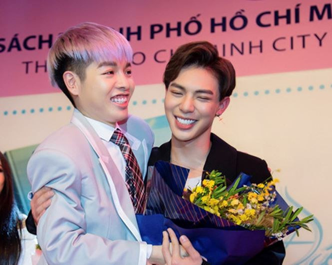 Ca sỹ Erik chúc mừng Đức Phúc.