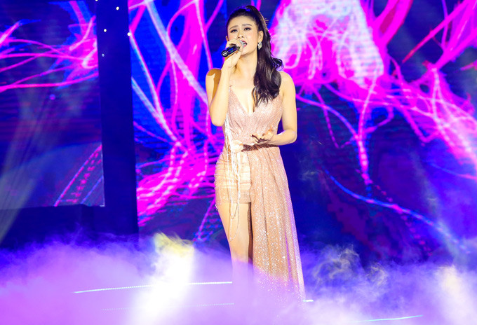 Nữ ca sĩ hát ca khúc "Giấc mơ kẻ khờ".