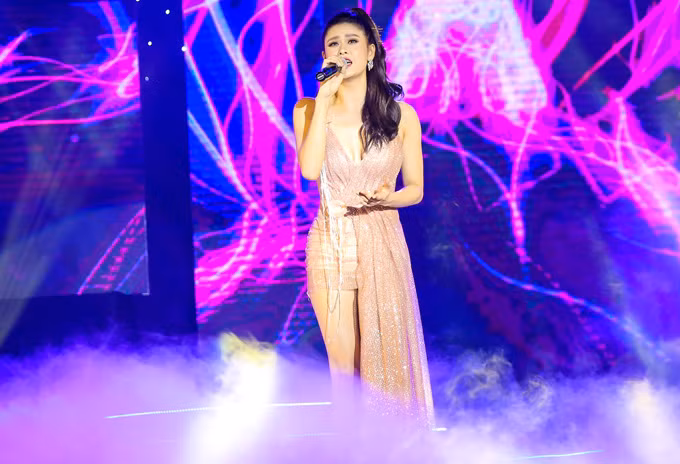 Nữ ca sĩ hát ca khúc "Giấc mơ kẻ khờ".