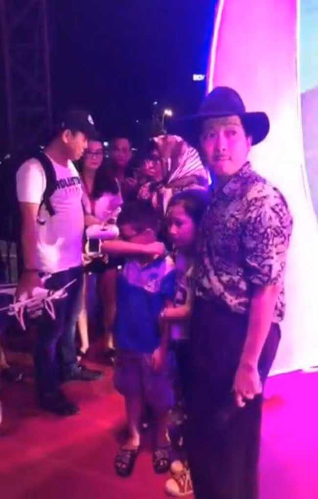 Trường Giang ngừng biểu diễn để cùng BTC tìm mẹ cho hai bé thất lạc.