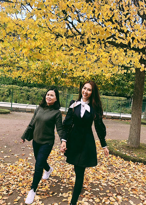 Vốn là người “tôn thờ” chủ nghĩa xê dịch, Tường Linh hào hứng dẫn mẹ đi thăm nhiều nơi, tìm hiểu lối sống và ẩm thực của nước Nga.