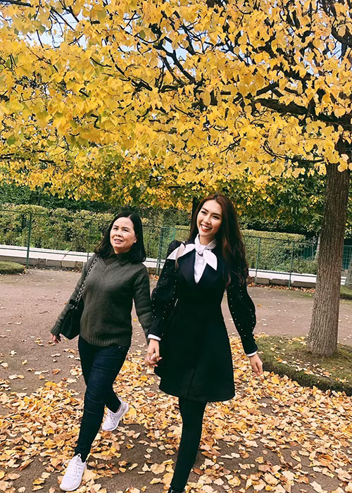 Vốn là người “tôn thờ” chủ nghĩa xê dịch, Tường Linh hào hứng dẫn mẹ đi thăm nhiều nơi, tìm hiểu lối sống và ẩm thực của nước Nga.