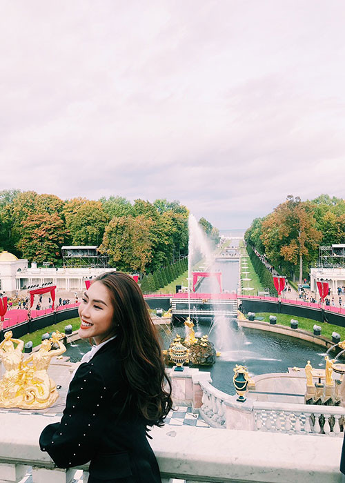 Tường Linh lựa chọn phục trang chủ yếu là những chiếc áo sơ mi rực rỡ, hay những bộ váy đơn giản, tinh tế phối hợp cùng áo vest giữ ấm.