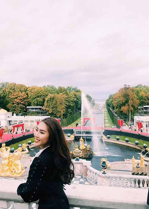 Tường Linh lựa chọn phục trang chủ yếu là những chiếc áo sơ mi rực rỡ, hay những bộ váy đơn giản, tinh tế phối hợp cùng áo vest giữ ấm.