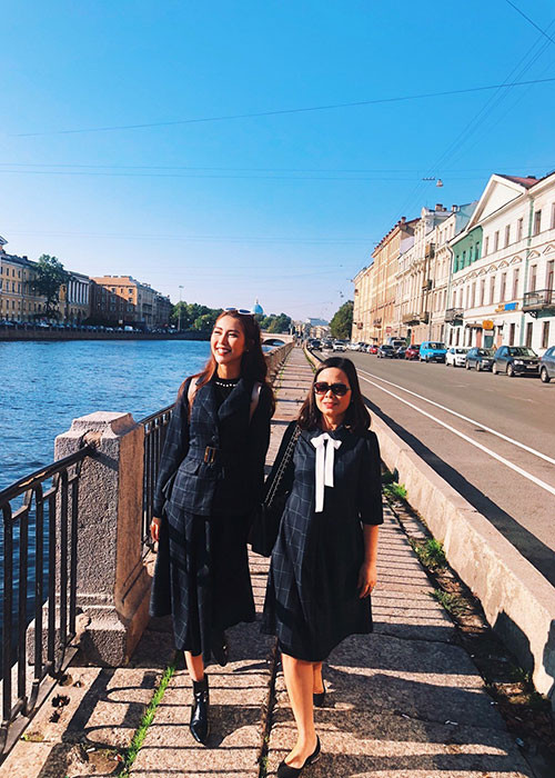 Hiếm khi mẹ của Tường Linh có dịp ra nước ngoài, vì vậy trong chuyến đi công tác lần này tại Nga, Tường Linh đã cùng mẹ vi vu trời Âu.