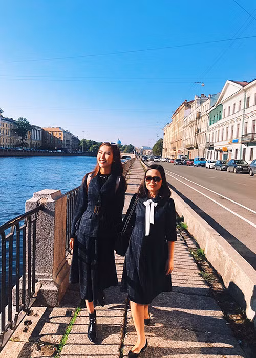 Hiếm khi mẹ của Tường Linh có dịp ra nước ngoài, vì vậy trong chuyến đi công tác lần này tại Nga, Tường Linh đã cùng mẹ vi vu trời Âu.