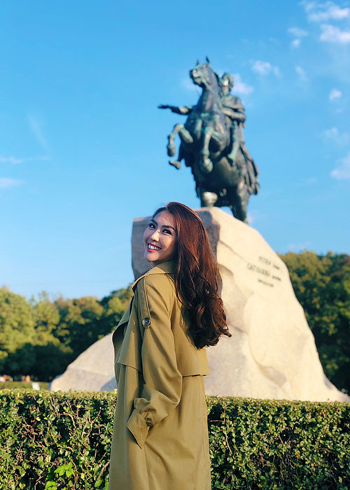 Hình ảnh Tường Linh rực rỡ khi tạo dáng ở xứ sở bạch dương.