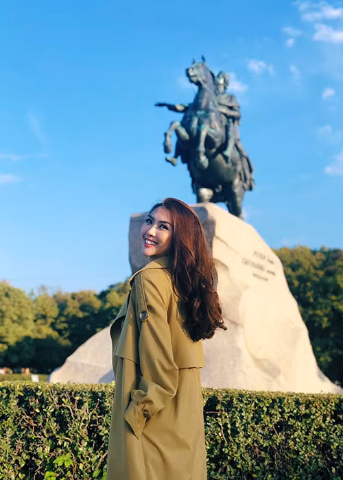 Hình ảnh Tường Linh rực rỡ khi tạo dáng ở xứ sở bạch dương.