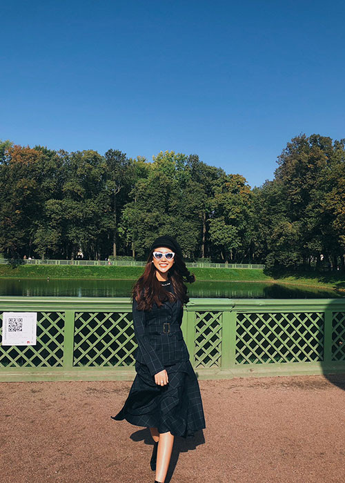 Việc chọn lựa các phụ kiện mang đậm phong cách đường phố đi kèm như mắt kính, khăn lụa, mũ cũng là những điểm cộng giúp Tường Linh thêm nổi bật.