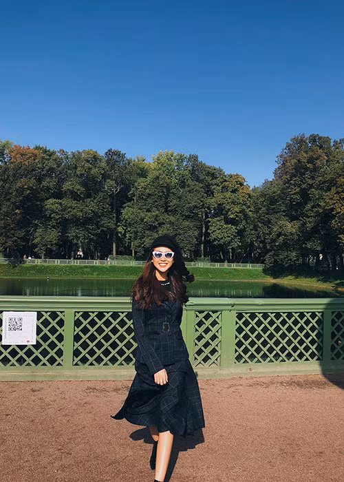 Việc chọn lựa các phụ kiện mang đậm phong cách đường phố đi kèm như mắt kính, khăn lụa, mũ cũng là những điểm cộng giúp Tường Linh thêm nổi bật.