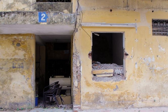 Khu chung cư thuộc dự án cải tạo chung cư cũ do công ty CP bất động sản Vinaconex làm chủ đầu tư nhưng do chưa được triển khai xây dựng nên lâu nay bị bỏ hoang, gây mất mỹ quan đô thị ở tuyến phố trung tâm Thủ đô.