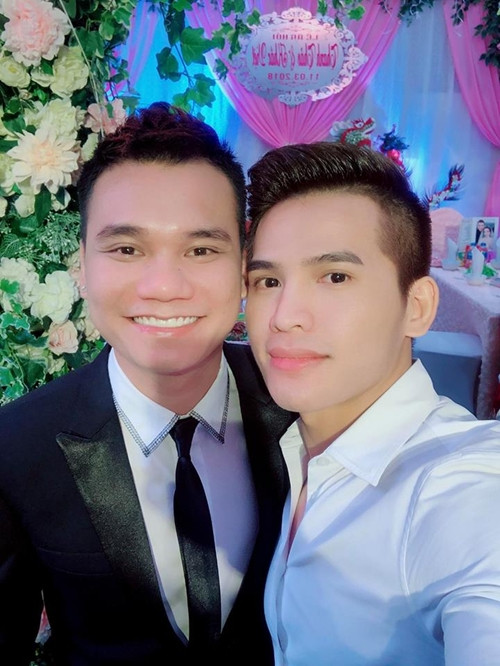 Trong đó có sự xuất hiện của nam ca sĩ Quốc Thiên, bạn thân của Khắc Việt.