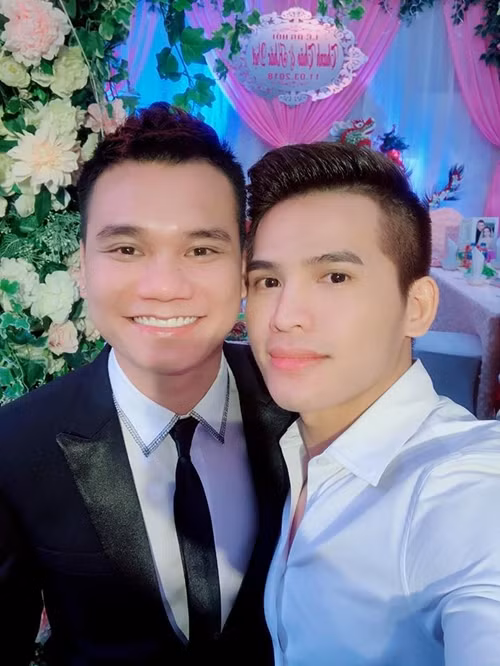 Trong đó có sự xuất hiện của nam ca sĩ Quốc Thiên, bạn thân của Khắc Việt.