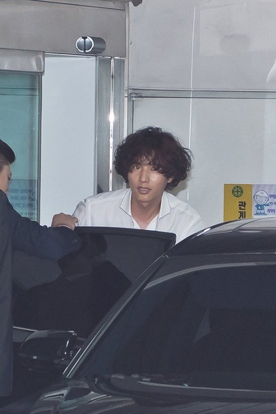 Won Bin da đen xạm đi nhiều, khuôn mặt hốc hác.