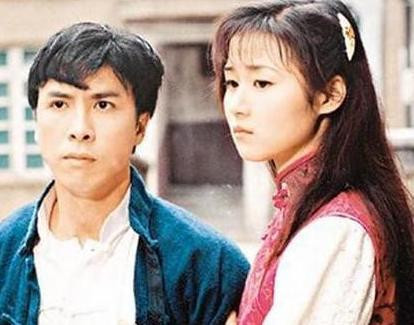 Dù yêu và cảm động trước tấm chân tình của Chân Tử Đan nhưng người đẹp vẫn khá lý trí. Cô cảm thấy cả hai vẫn còn có những khác biệt nên cần một khoảng thời gian để hiểu nhau hơn mới có thể chung sống hạnh phúc. Thế nhưng trớ trêu nhất vẫn là việc Chân Tử Đan là người đàn ông đã có gia đình. Hành động quỳ gối cầu hôn của Chân Tử Đan khiến nhiều người bất bình, chỉ trích thậm tệ. Ngay sau màn cầu hôn của chồng với người con gái khác, bà xã của Chân Tử Đan là nữ diễn viên xinh đẹp Lương Tịnh Từ đã lập tức tìm đến đài ATV gặp trực tiếp Vạn Ỷ Văn nhưng đều bị từ chối khéo. Không gặp được tình địch, vợ chồng Chân Tử Đan liên tục xảy ra những cuộc cãi vã.