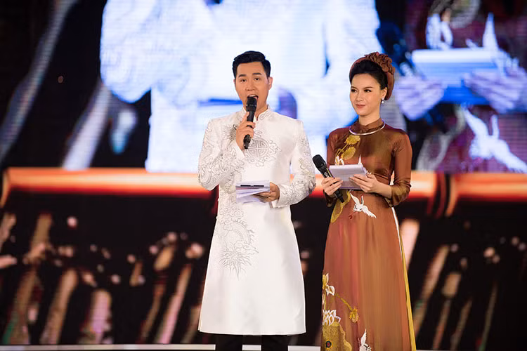 Nguyen Khang tiet lo thi sinh HHVN 2018 bi ngat khi chay chuong trinh