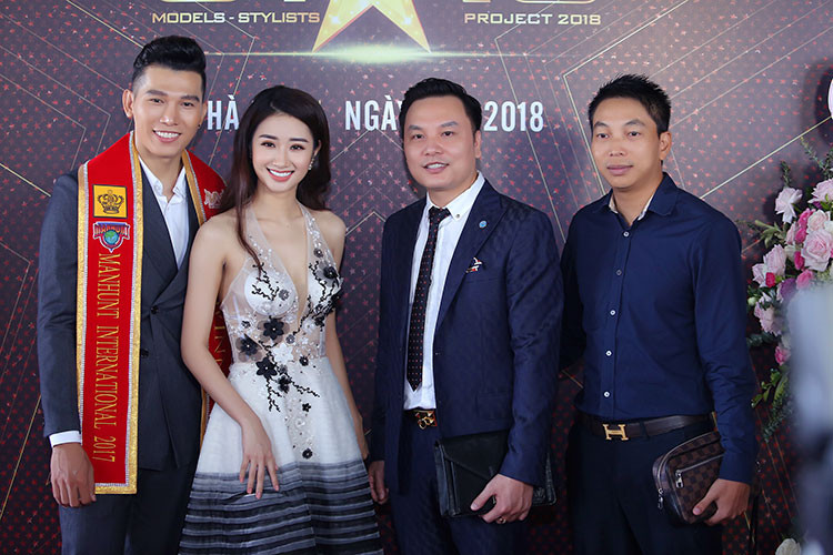 Thu Ngân sinh năm 1996, quê Hải Phòng. Cô được công chúng dành nhiều thiện cảm khi đăng quang Hoa hậu Bản sắc Việt toàn cầu 2016.