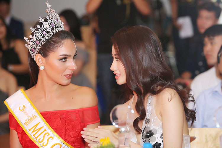 Thu Ngân vui vẻ trò chuyện cùng Miss Global 2017 Barbara Vitorelli tại sự kiện.