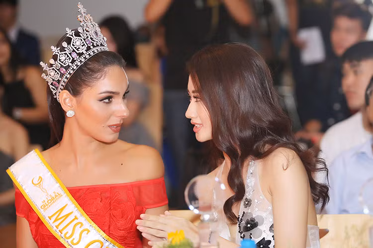 Thu Ngân vui vẻ trò chuyện cùng Miss Global 2017 Barbara Vitorelli tại sự kiện.