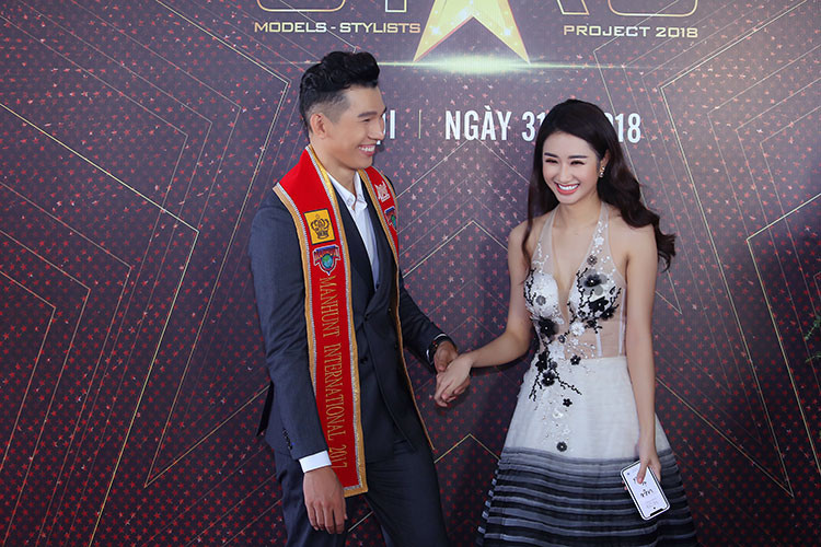 Thu Ngân e dè khi được Nam vương Ngọc Tình nắm tay trên thảm đỏ.