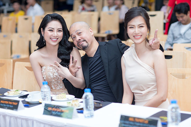 NTK Đức Hùng bên Thu Thủy và Ngọc Anh.