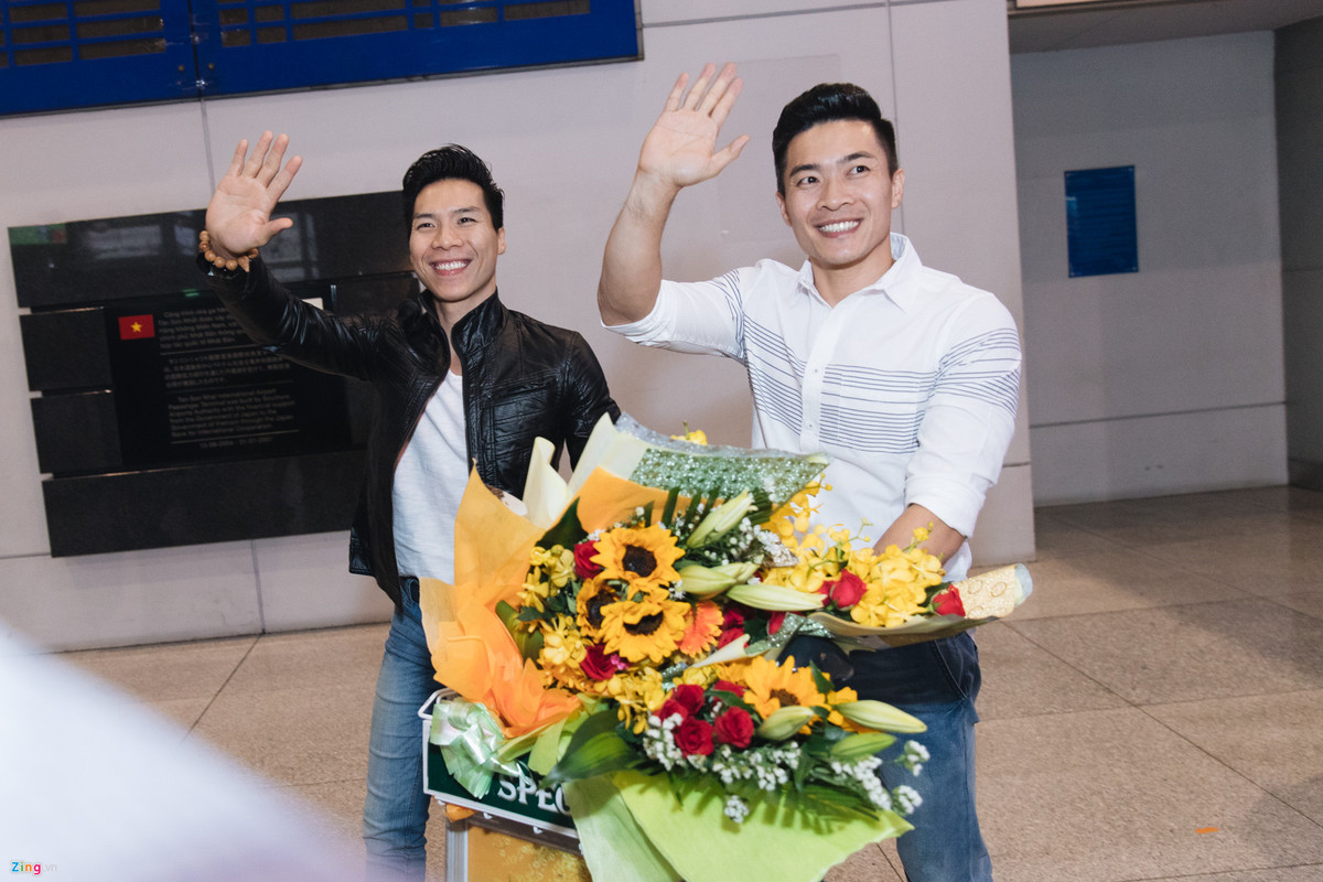 Khoảng 20h20 tối 6/6, Quốc Cơ, Quốc Nghiệp có mặt tại sân bay Tân Sơn Nhất sau một tuần sang Anh tham gia chương trình Britain's Got Talent 2018. Vì thực hiện các thủ tục hàng không, Quốc Cơ Quốc Nghiệp ra ngoài trễ hơn so với dự kiến 30 phút. Khi vừa xuất hiện ở cửa ngoài, anh em nghệ sĩ xiếc nhận được sự chào đón nồng nhiệt của báo chí và người hâm mộ.