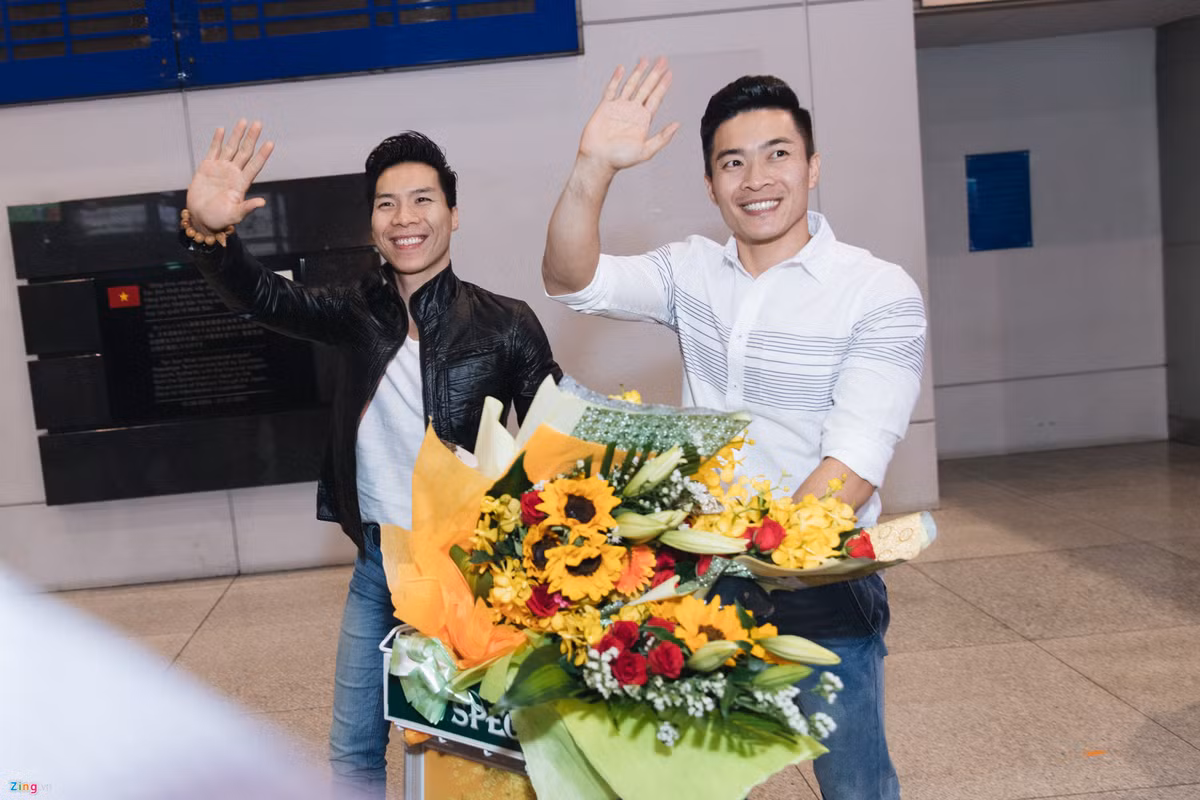 Khoảng 20h20 tối 6/6, Quốc Cơ, Quốc Nghiệp có mặt tại sân bay Tân Sơn Nhất sau một tuần sang Anh tham gia chương trình Britain's Got Talent 2018. Vì thực hiện các thủ tục hàng không, Quốc Cơ Quốc Nghiệp ra ngoài trễ hơn so với dự kiến 30 phút. Khi vừa xuất hiện ở cửa ngoài, anh em nghệ sĩ xiếc nhận được sự chào đón nồng nhiệt của báo chí và người hâm mộ.