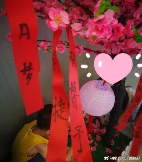 Cặp đôi tự tay viết dòng chữ may mắn lên cây trang trí.