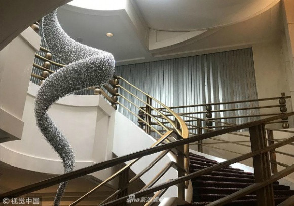 Từ sáng sớm 27/8 đã có phóng viên đến khách sạn tìm hiểu nhưng chỉ thấy hội trường tầng 2 bị bao kín mít.