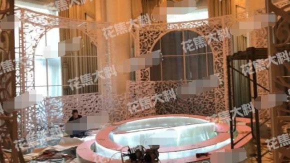 Khách đến đám cưới được yêu cầu mặc lễ phục lịch sự. An ninh tại nơi tổ chức hôn lễ được thắt chặt, khách mời phải mang theo giấy mời để xác nhận thân phận, được khuyến cáo không nên dùng điện thoại tự chụp ảnh.