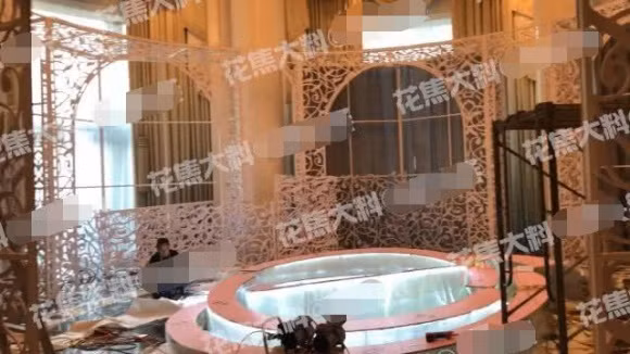 Khách đến đám cưới được yêu cầu mặc lễ phục lịch sự. An ninh tại nơi tổ chức hôn lễ được thắt chặt, khách mời phải mang theo giấy mời để xác nhận thân phận, được khuyến cáo không nên dùng điện thoại tự chụp ảnh.