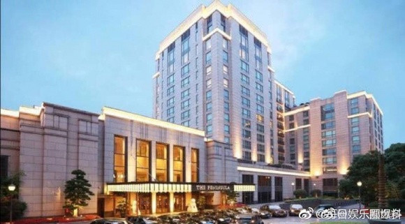 Phía cô dâu chú rể sẽ bố trí nhiếp ảnh gia chuyên nghiệp chụp ảnh cho khách mời và gửi ảnh sau. Nếu dùng điện thoại chụp ảnh, quay phim trong hôn lễ, khách mời được yêu cầu không phát tán ra ngoài.