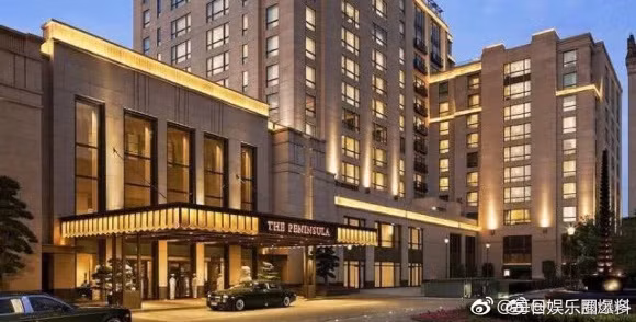 Trương Hinh Dư và Hà Tiệp quen nhau khi cùng tham gia chương trình truyền hình Kỳ binh thần khuyển năm 2017. Ngày 28/3, nữ diễn viên tiết lộ đã có bạn trai trên trang cá nhân nhưng không để lộ dung mạo người yêu. Đây là lần đầu tiên cô công khai chuyện tình cảm sau khi chia tay Lý Thần năm 2013. Ngày 5/8, Trương Hinh Dư bất ngờ tuyên bố kết hôn với Hà Tiệp, khoe nhẫn cưới và giấy đăng ký kết hôn. Cặp đôi nhận được nhiều lời khen đẹp đôi và chúc phúc của người hâm mộ.