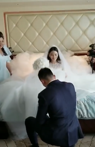 Cách đây ít phút, một đoạn clip ngắn ghi lại cảnh Hà Tiệp quỳ gối đi giày cưới cho vợ để 'rước nàng về dinh' cũng được chia sẻ trên mạng xã hội. Theo phong tục của Trung Quốc, chú rể cùng các phù rể phải vượt qua được thử thách của phù dâu mới được tiếp cận gần cô dâu. Sau khi vượt qua các thử thách rồi, thì chính chú rể là người sẽ đi giày cưới vào chân người vợ của mình. Qua clip ngắn, có thể thấy Trương Hinh Dư xinh đẹp trong chiếc váy cô dâu trắng, tay cầm bó hoa cưới ngồi trên giường, còn chú rể Hà Tiệp đang quỳ gối phía dưới. Vẻ mặt của Trương Hinh Dư khi đó thật hạnh phúc biết bao.