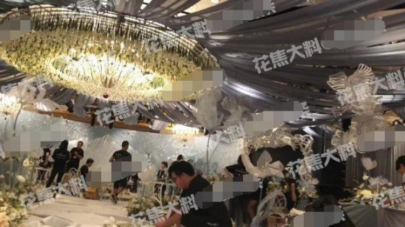 Theo Sina, đây là một trong những khách sạn xa xỉ hàng đầu của thành phố đông dân nhất Trung Quốc, nằm ở khu vực bến Thượng Hải. Một nguồn tin tiết lộ một mâm cỗ ở khách sạn này có giá thấp nhất là 14.888 tệ (hơn 50 triệu đồng), cao nhất là 25.888 tệ (khoảng 88 triệu).