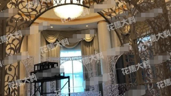 Thiệp mời đám cưới của Trương Hinh Dư mới được tiết lộ cho thấy địa điểm tổ chức hôn lễ ở khách sạn The Peninsula.