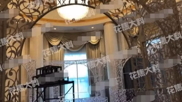 Thiệp mời đám cưới của Trương Hinh Dư mới được tiết lộ cho thấy địa điểm tổ chức hôn lễ ở khách sạn The Peninsula.