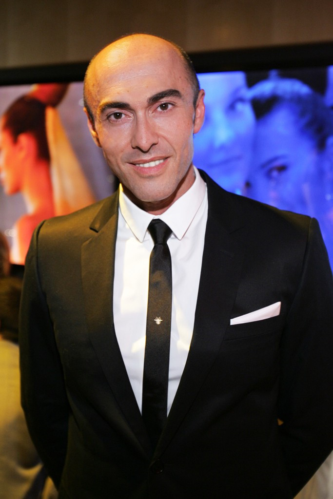 Manuel Mota: Nhà thiết kế váy cưới nổi tiếng người Tây Ban Nha trút hơi thở cuối cùng tại nhà riêng Sitges, gần Barcelona năm 2013. Ở tuổi 46, ông đã góp phần giúp thương hiệu thời trang Pronovias nổi danh khắp thế giới. Theo điều tra, cảnh sát xác nhận Mota tự tử do trầm cảm và ông để lại 3 bức thư tuyệt mệnh.