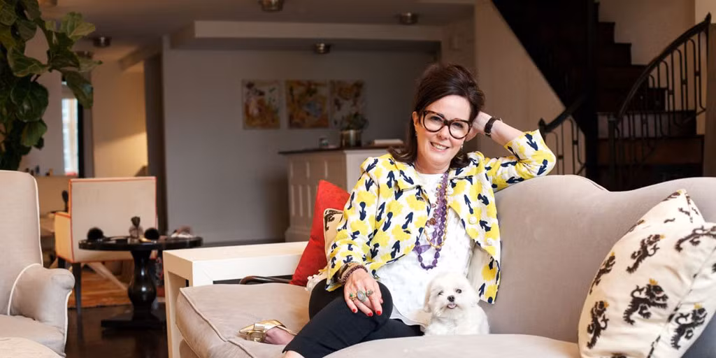 Kate Spade: Bà tên thật là Kate Brosnahan, sinh năm 1962 tại Kansas, Mỹ. Nhà thiết kế (NTK) nổi tiếng từ cuối thế kỷ 20 vừa tự tử tại nhà riêng ở Park Avenue, New York sáng 5/6 (giờ địa phương). Sự ra đi của bà để lại mất mát to lớn cho ngành thời trang thế giới.