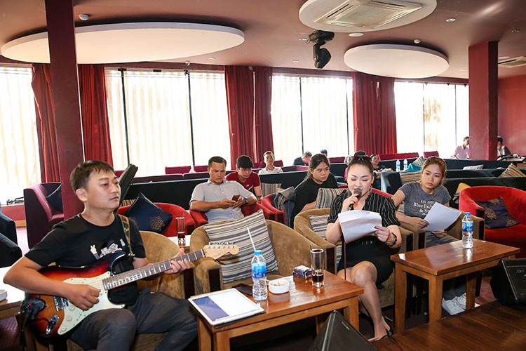 Những ngày nước rút, Như Quỳnh tập luyện quên ăn, quên ngủ. Nữ ca sĩ thổ lộ, khi chuyên tâm cho ca hát, cô thường không có cảm giác đói. Nhiều lúc mải mê tập luyện, cô chỉ ăn qua loa ít trái cây, ngậm sâm rồi lại tập tiếp cho đến lúc xong mới chịu đi ăn.