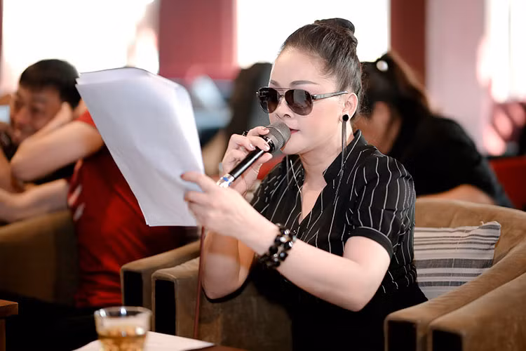 Trước liveshow riêng diễn ra ngày 8/3, tại Nhà hát Hòa Bình - TP.HCM, Như Quỳnh đã có buổi tập luyện cùng các nghệ sĩ khách mời và ban nhạc.