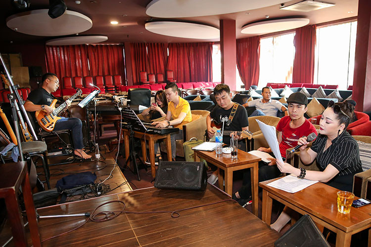 Ngay cả trang phục mà cô mặc trong đêm liveshow cũng được người em ruột – NTK Tường Khuê thực hiện lại toàn bộ.