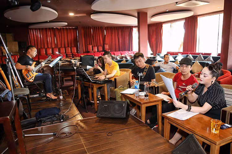 Ngay cả trang phục mà cô mặc trong đêm liveshow cũng được người em ruột – NTK Tường Khuê thực hiện lại toàn bộ.