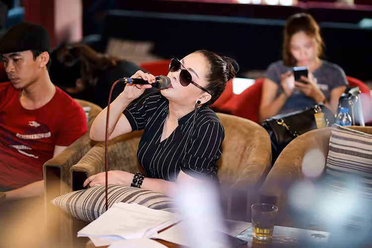 Nữ ca sĩ chia sẻ, chương trình diễn ra vào đúng dịp 8/3 nên cô và ê-kíp đã chuẩn bị nhiều món quà âm nhạc để dành tặng khán giả, nhất là phái yếu.